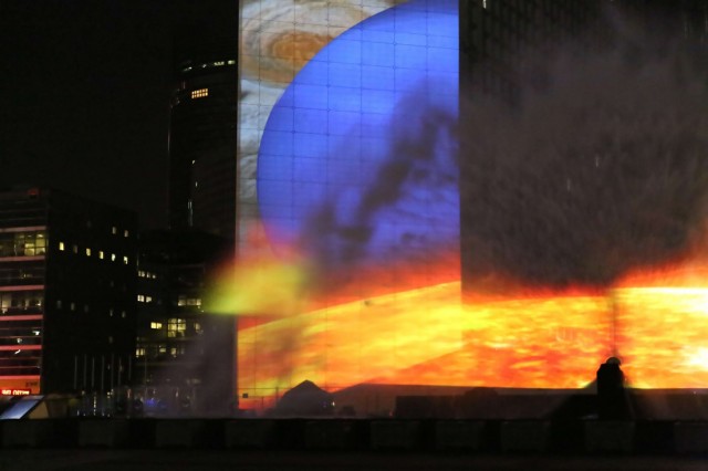 16/27. Espace : le dernier spectacle son et lumière de la Défense. © Michel Stoupak. Ven 20.09.2013, 21h41m51.