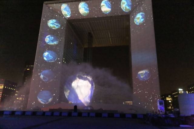 18/27. Espace : le dernier spectacle son et lumière de la Défense. © Michel Stoupak. Ven 20.09.2013, 21h46m46.