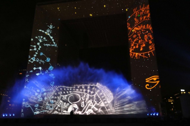 22/27. Espace : le dernier spectacle son et lumière de la Défense. © Michel Stoupak. Ven 20.09.2013, 21h52m36.