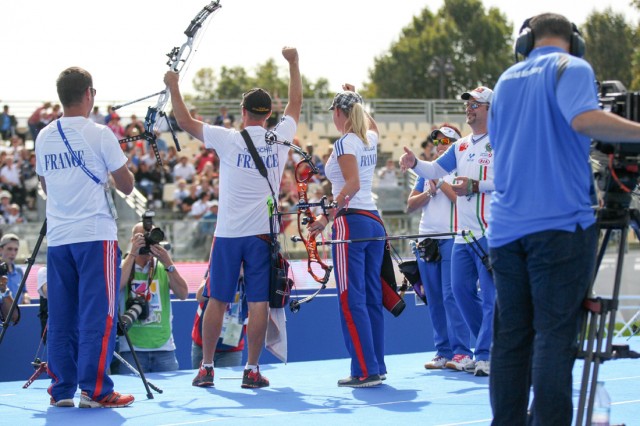 8/16. La France devient championne du Monde en double mixte arc à poulies. © Michel Stoupak. Sam 21.09.2013, 13h37m36.