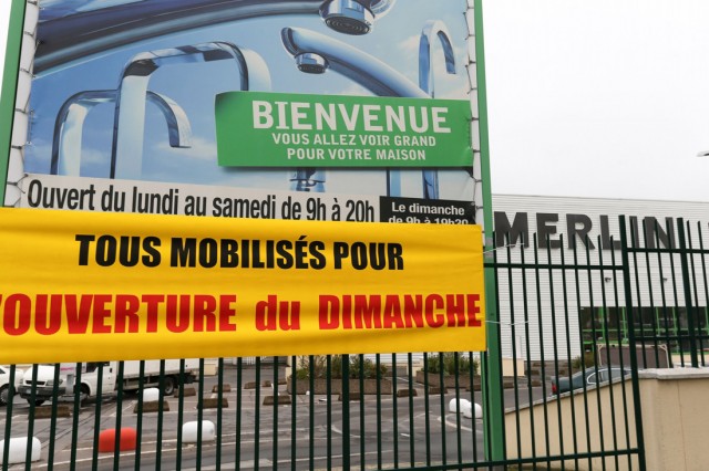 2/15. Les employés de Leroy Merlin veulent travailler le dimanche. © Michel Stoupak. Dim 29.09.2013, 10h20m32.