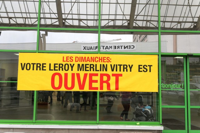 3/15. Les employés de Leroy Merlin veulent travailler le dimanche. © Michel Stoupak. Dim 29.09.2013, 10h22m00.
