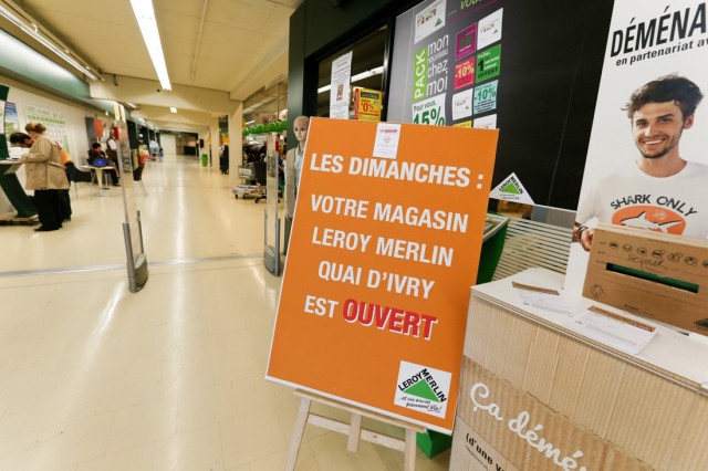13/15. Les employés de Leroy Merlin veulent travailler le dimanche. © Michel Stoupak. Dim 29.09.2013, 14h18m04.