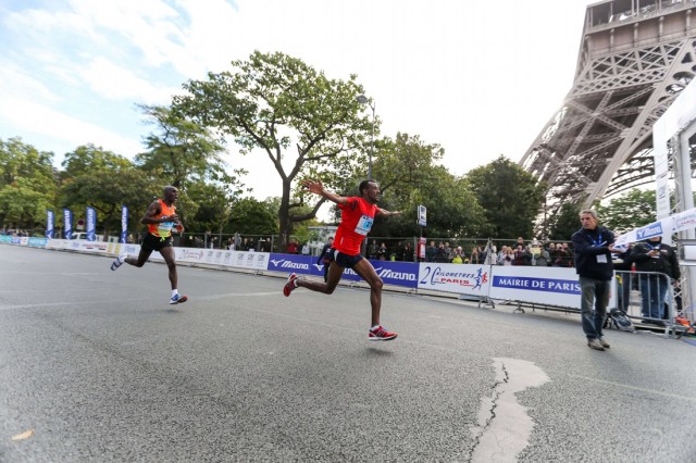 2/8. L’Ethiopien Tebalu Zawude Heyi remporte les 20 km de Paris. © Michel Stoupak. Dim 13.10.2013, 10h57m12.