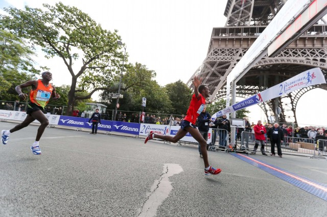 3/8. L’Ethiopien Tebalu Zawude Heyi remporte les 20 km de Paris. © Michel Stoupak. Dim 13.10.2013, 10h57m13.