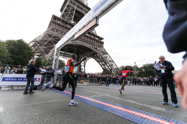 4/8. L’Ethiopien Tebalu Zawude Heyi remporte les 20 km de Paris. © Michel Stoupak. Dim 13.10.2013, 10h57m14.