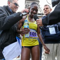 1/7. La Kényane Sarah Chepchirchir remporte les 20 km de Paris. © Michel Stoupak. Dim 13.10.2013, 11h05m05.