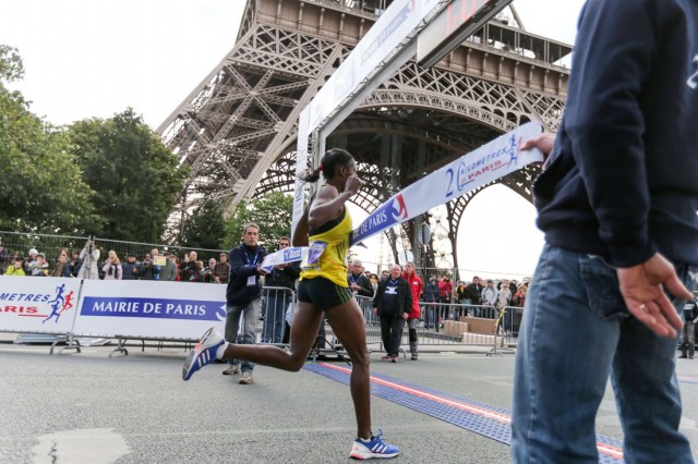 2/7. La Kényane Sarah Chepchirchir remporte les 20 km de Paris. © Michel Stoupak. Dim 13.10.2013, 11h04m09.