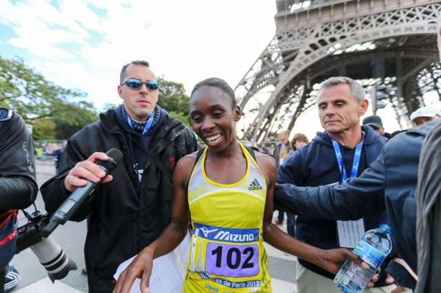 5/7. La Kényane Sarah Chepchirchir remporte les 20 km de Paris. © Michel Stoupak. Dim 13.10.2013, 11h04m50.