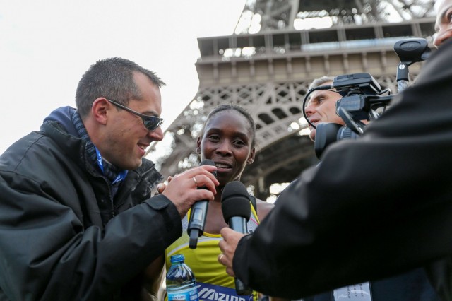 6/7. La Kényane Sarah Chepchirchir remporte les 20 km de Paris. © Michel Stoupak. Dim 13.10.2013, 11h05m16.