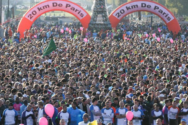 4/18. 23.865 coureurs disputent les 20 km de Paris. © Michel Stoupak. Dim 13.10.2013.