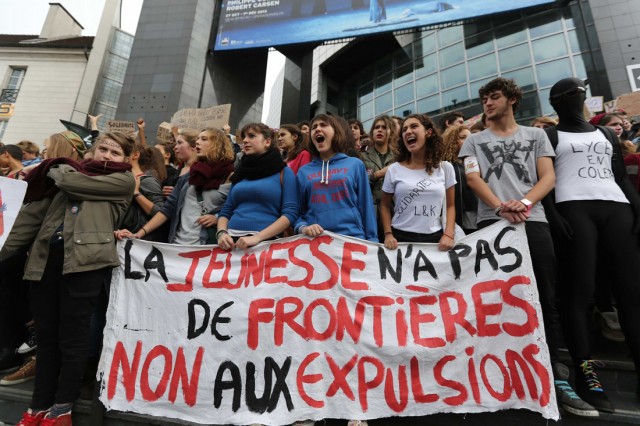4/24. Paris : nouvelle manifestation de lycéens pour le retour de Leonarda. © Michel Stoupak. Sam 19.10.2013, 14h25m44.