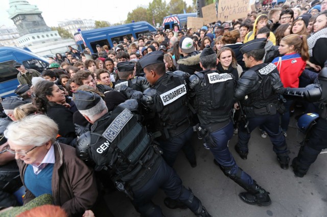 9/24. Paris : nouvelle manifestation de lycéens pour le retour de Leonarda. © Michel Stoupak. Sam 19.10.2013, 14h49m02.