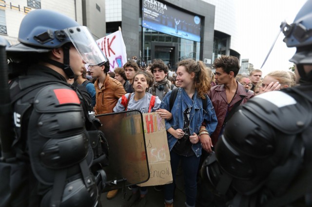 20/24. Paris : nouvelle manifestation de lycéens pour le retour de Leonarda. © Michel Stoupak. Sam 19.10.2013, 16h09m45.
