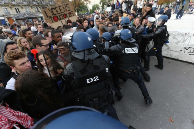 23/24. Paris : nouvelle manifestation de lycéens pour le retour de Leonarda. © Michel Stoupak. Sam 19.10.2013, 17h35m30.
