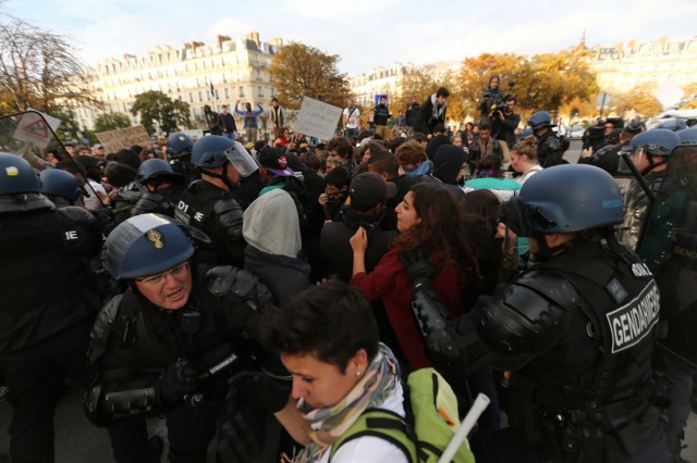 24/24. Paris : nouvelle manifestation de lycéens pour le retour de Leonarda. © Michel Stoupak. Sam 19.10.2013, 17h38m51.