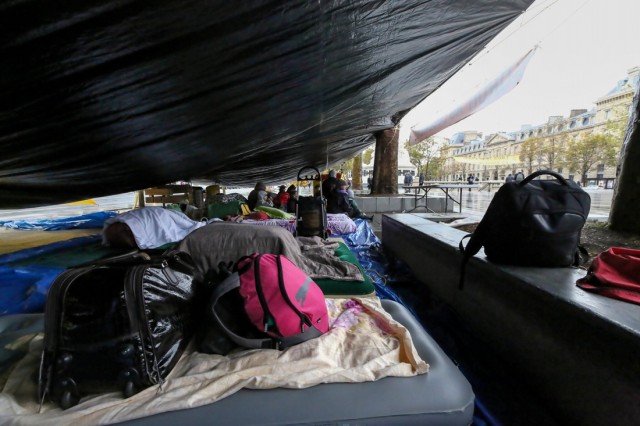 4/9. Paris : les mal-logés reprennent la place de la République. © Michel Stoupak. Ven 01.11.2013, 14h54m43.