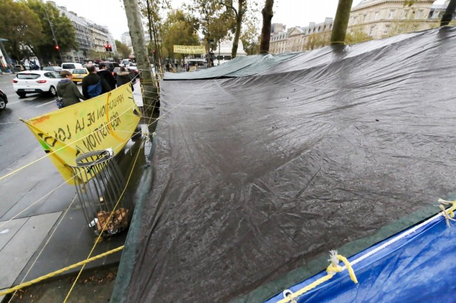 5/9. Paris : les mal-logés reprennent la place de la République. © Michel Stoupak. Ven 01.11.2013, 14h55m11.