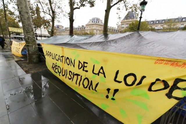 6/9. Paris : les mal-logés reprennent la place de la République. © Michel Stoupak. Ven 01.11.2013, 14h55m22.