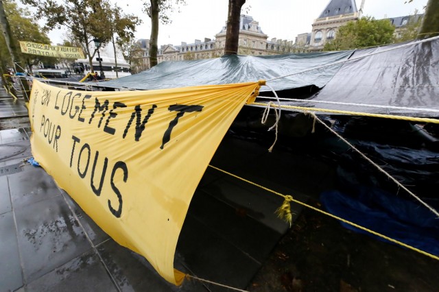 7/9. Paris : les mal-logés reprennent la place de la République. © Michel Stoupak. Ven 01.11.2013, 14h55m31.