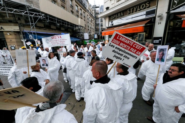 2/18. Paris : des victimes de l’amiante sous les fenêtres des juges. © Michel Stoupak. Mer 06.11.2013, 14h35m09.