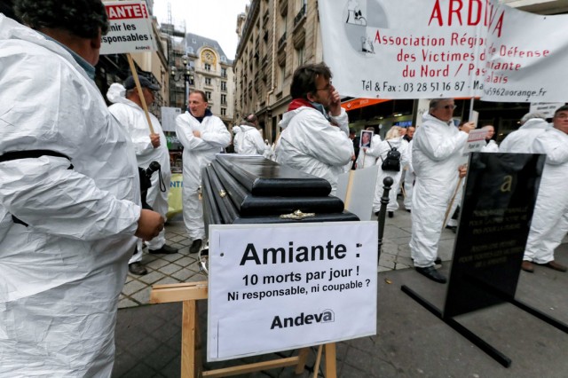 3/18. Paris : des victimes de l’amiante sous les fenêtres des juges. © Michel Stoupak. Mer 06.11.2013, 14h35m28.