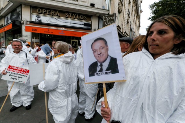 4/18. Paris : des victimes de l’amiante sous les fenêtres des juges. © Michel Stoupak. Mer 06.11.2013, 14h35m43.