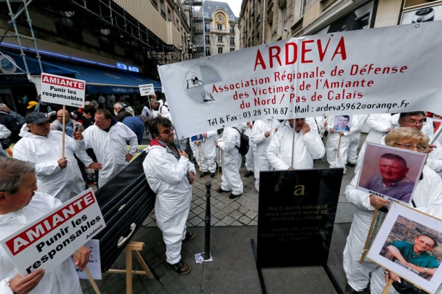 7/18. Paris : des victimes de l’amiante sous les fenêtres des juges. © Michel Stoupak. Mer 06.11.2013, 14h37m59.
