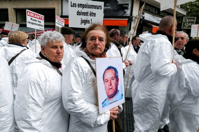 8/18. Paris : des victimes de l’amiante sous les fenêtres des juges. © Michel Stoupak. Mer 06.11.2013, 14h40m08.