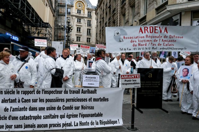 9/18. Paris : des victimes de l’amiante sous les fenêtres des juges. © Michel Stoupak. Mer 06.11.2013, 14h42m30.