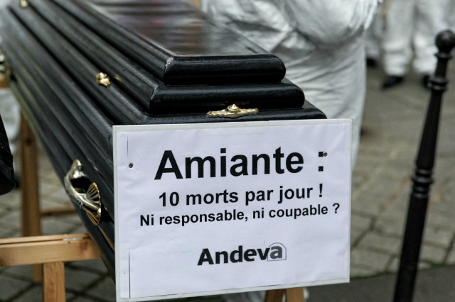 10/18. Paris : des victimes de l’amiante sous les fenêtres des juges. © Michel Stoupak. Mer 06.11.2013, 14h42m40.