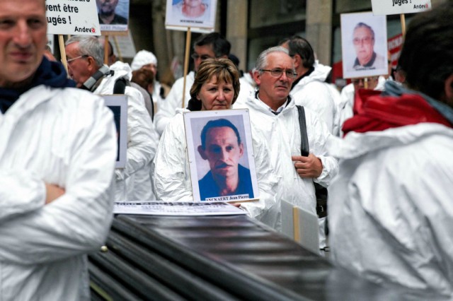 11/18. Paris : des victimes de l’amiante sous les fenêtres des juges. © Michel Stoupak. Mer 06.11.2013, 14h42m49.