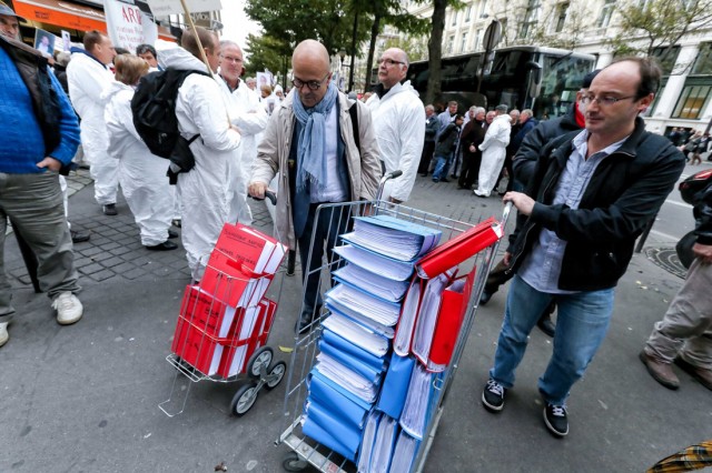 12/18. Paris : des victimes de l’amiante sous les fenêtres des juges. © Michel Stoupak. Mer 06.11.2013, 14h43m57.