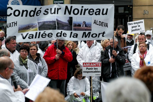 13/18. Paris : des victimes de l’amiante sous les fenêtres des juges. © Michel Stoupak. Mer 06.11.2013, 15h16m27.