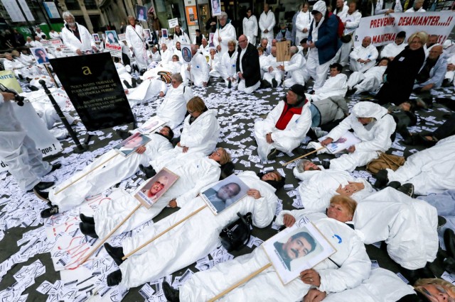 14/18. Paris : des victimes de l’amiante sous les fenêtres des juges. © Michel Stoupak. Mer 06.11.2013, 15h18m14.