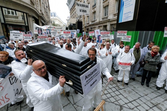 15/18. Paris : des victimes de l’amiante sous les fenêtres des juges. © Michel Stoupak. Mer 06.11.2013, 15h29m42.