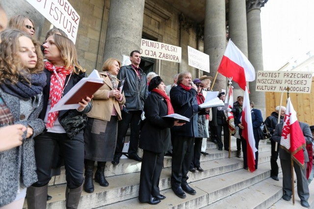 4/15. Manifestation de Polonais contre le retrait d’un poème des programmes scolaires. © Michel Stoupak. Dim 10.11.2013, 12h27m14.