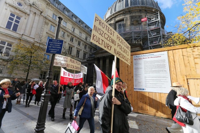 6/15. Manifestation de Polonais contre le retrait d’un poème des programmes scolaires. © Michel Stoupak. Dim 10.11.2013, 12h55m28.