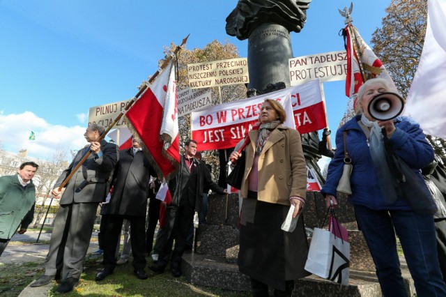 7/15. Manifestation de Polonais contre le retrait d’un poème des programmes scolaires. © Michel Stoupak. Dim 10.11.2013, 13h23m59.