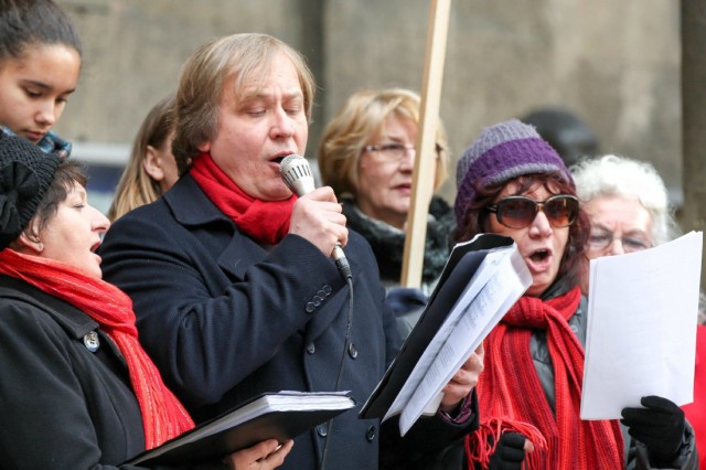 8/15. Manifestation de Polonais contre le retrait d’un poème des programmes scolaires. © Michel Stoupak. Dim 10.11.2013, 13h45m51.