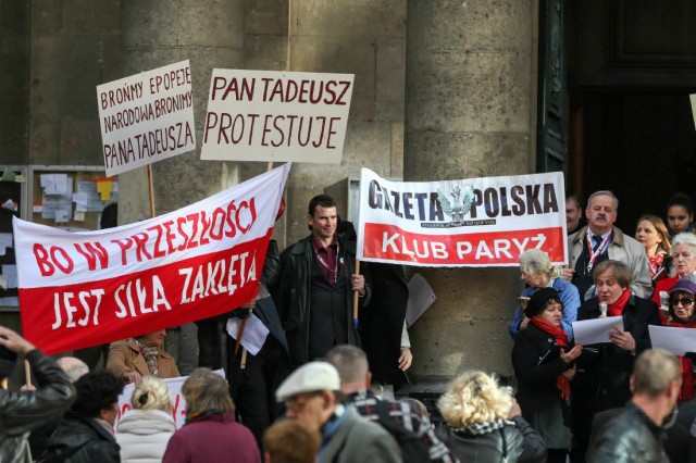 13/15. Manifestation de Polonais contre le retrait d’un poème des programmes scolaires. © Michel Stoupak. Dim 10.11.2013, 13h53m37.