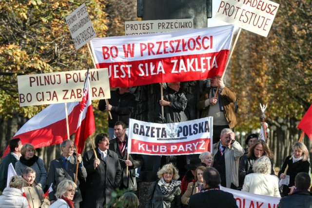 15/15. Manifestation de Polonais contre le retrait d’un poème des programmes scolaires. © Michel Stoupak. Dim 10.11.2013, 14h31m07.