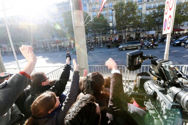 6/9. 11-Novembre : François Hollande hué sur les Champs-Elysées. © Michel Stoupak. Lun 11.11.2013, 11h19m31.