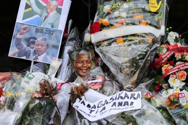 10/11. Mandela : hommage à l’Ambassade d’Afrique du Sud à Paris. © Michel Stoupak. Sam 07.12.2013, 11h59m48.