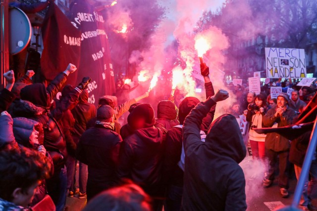 1/6. Les antifascistes se joignent au défilé contre le racisme. © Michel Stoupak. Sam 07.12.2013, 16h18m04.