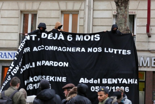 2/6. Les antifascistes se joignent au défilé contre le racisme. © Michel Stoupak. Sam 07.12.2013, 16h15m57.