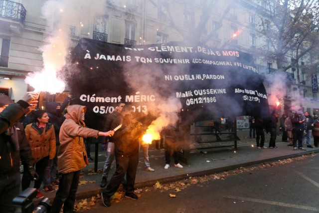3/6. Les antifascistes se joignent au défilé contre le racisme. © Michel Stoupak. Sam 07.12.2013, 16h17m03.