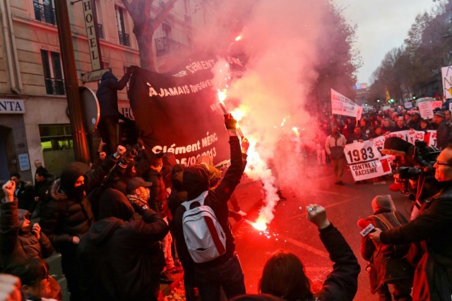 4/6. Les antifascistes se joignent au défilé contre le racisme. © Michel Stoupak. Sam 07.12.2013, 16h17m38.