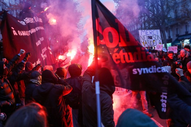 5/6. Les antifascistes se joignent au défilé contre le racisme. © Michel Stoupak. Sam 07.12.2013, 16h18m03.