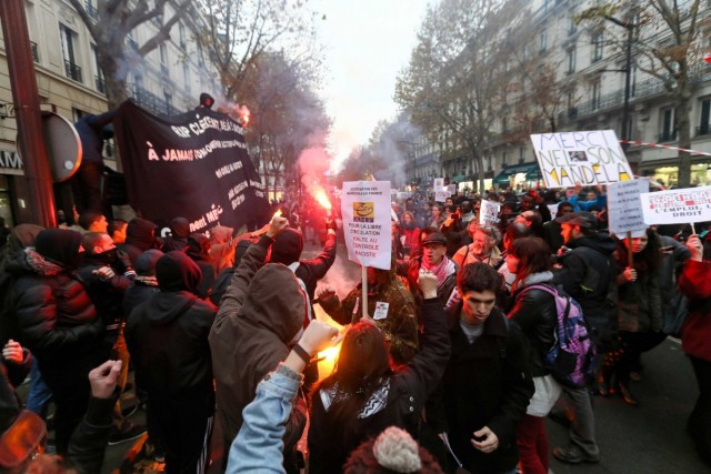 6/6. Les antifascistes se joignent au défilé contre le racisme. © Michel Stoupak. Sam 07.12.2013, 16h18m18.
